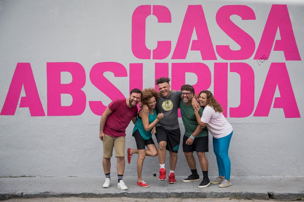 Segunda sede do grupo, a Casa Absura foi aberta em 2019 e está localizada no bairro Aldeota, onde acontecem ensaios, apresentações e outras atividades