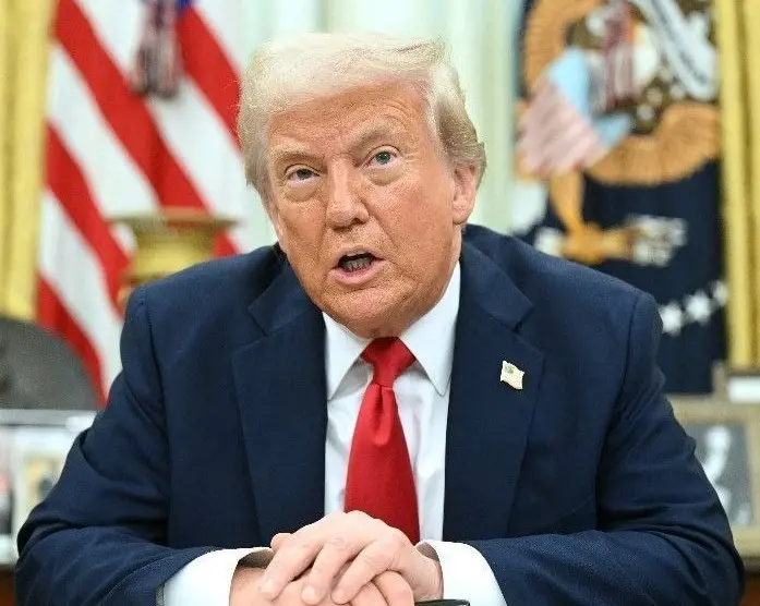 Donald Trump no Salão Oval da Casa Branca para matéria informando sobre tarifas que serão aplicadas no Brasil e em outros países