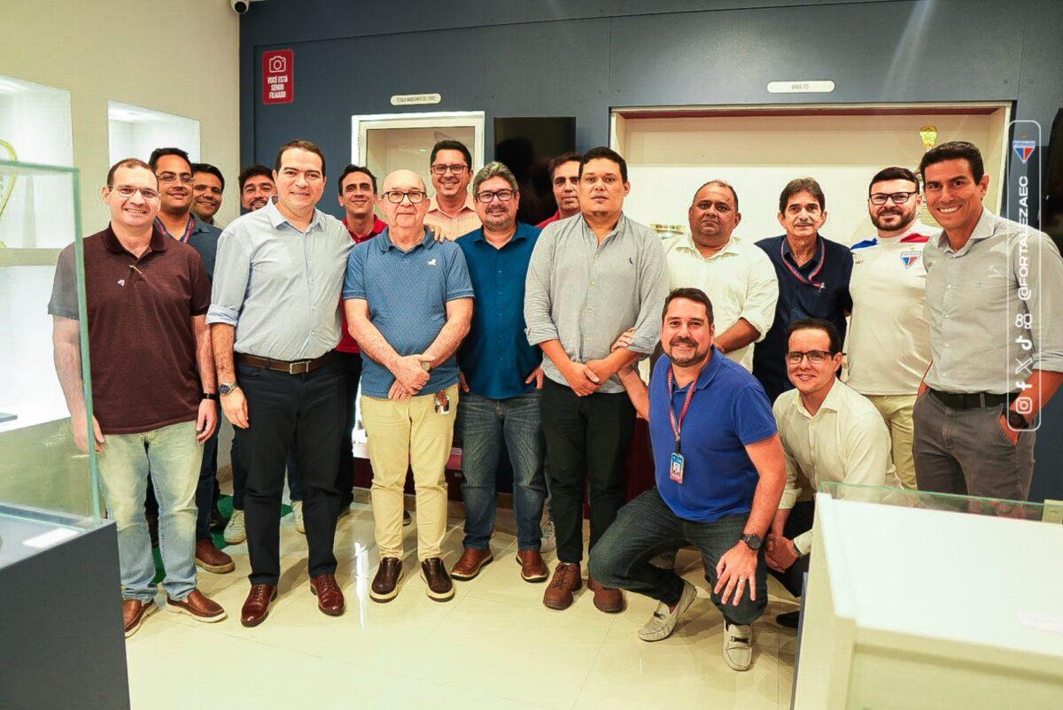 Dirigentes do Fortaleza reunidos para foto na sala de troféus do clube