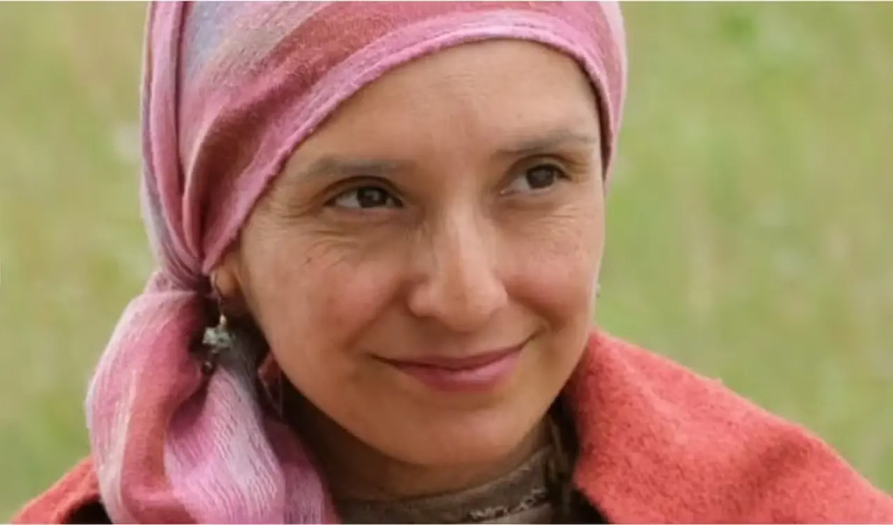 Imagem da atriz Vanessa Benavente como Maria mãe de Jesus na série The Chosen.