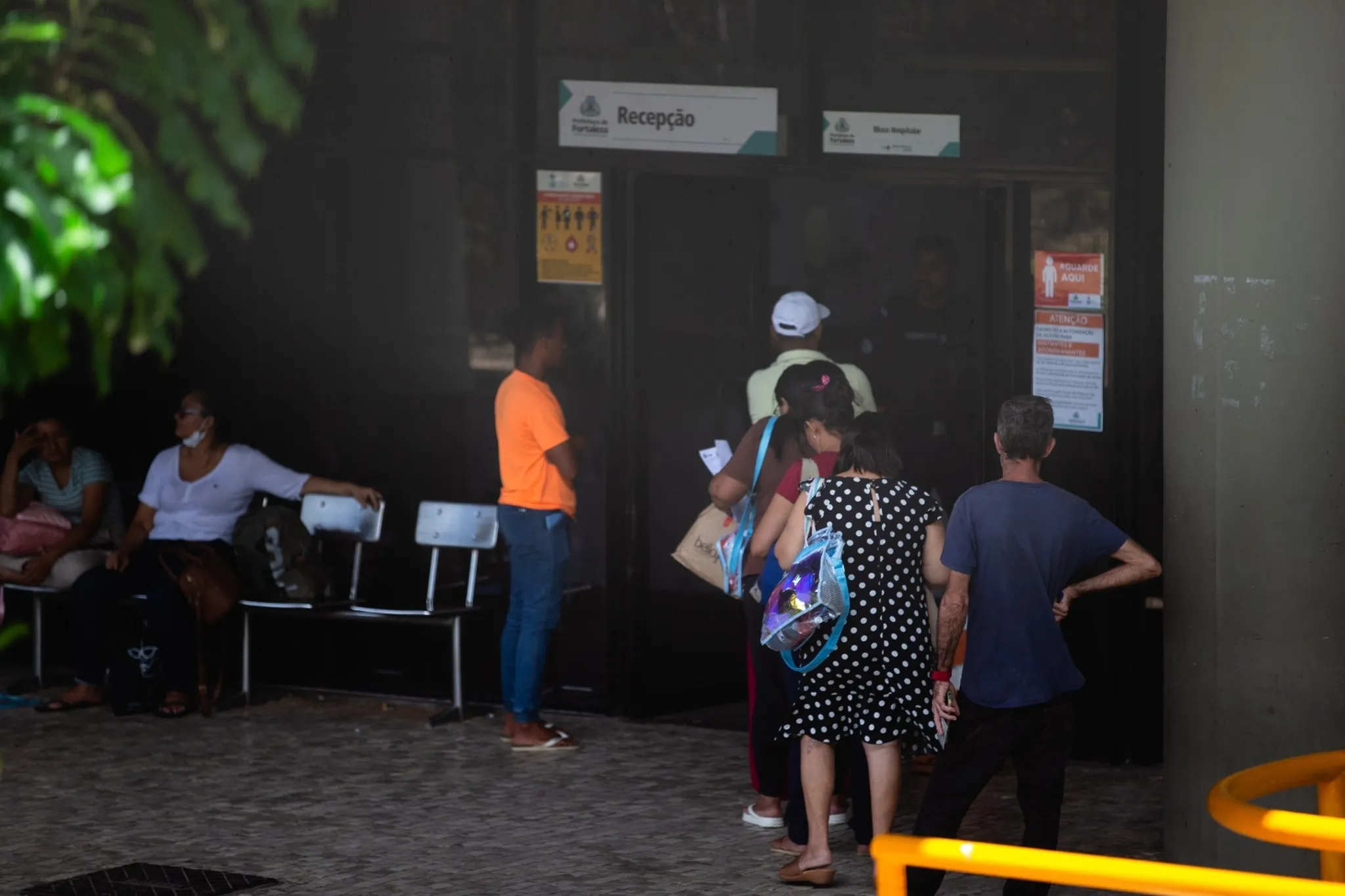 A direção do IJF nega a falta de remédios e insumos, mas usuários da unidade e profissionais relataram à reportagem falta de medicação, como anestésicos opioides e antibióticos, além de insumos como materiais para curativos