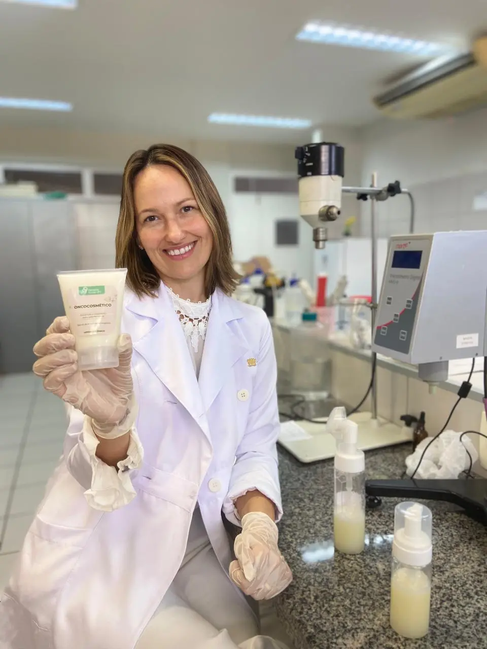 Cientista da UFC Tamara Gonçalves em laboratório da UFC