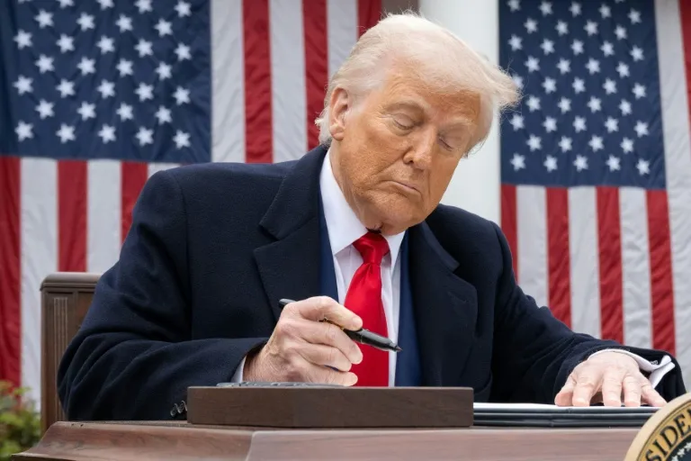 Donald Trump no ato de assinatura das tarifas recíprocas