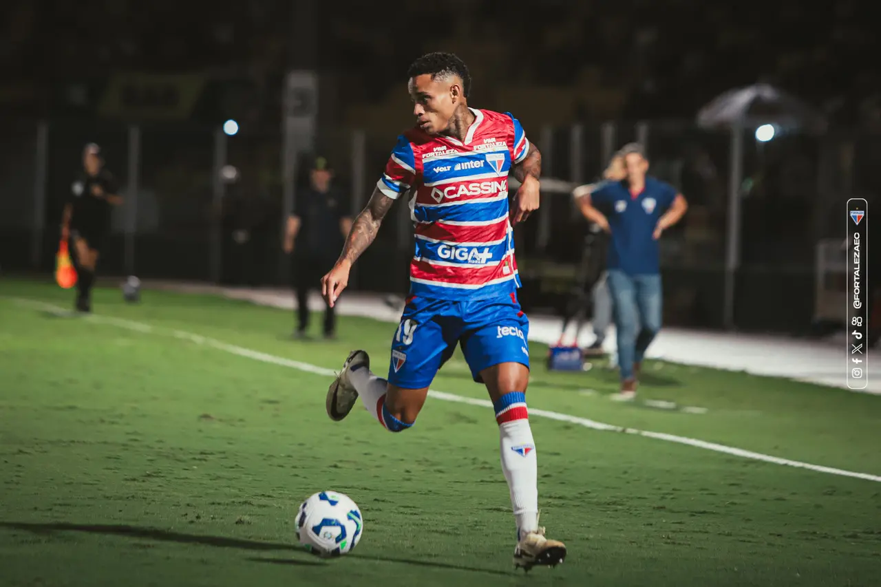 Allanzinho em ação pelo Fortaleza