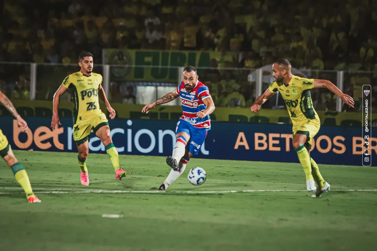 Moisés em ação pelo Fortaleza contra o Mirassol