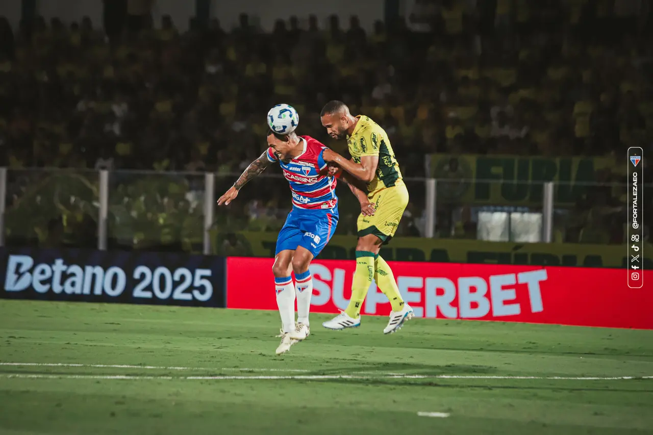 Atletas disputam bola em Fortaleza x Mirassol