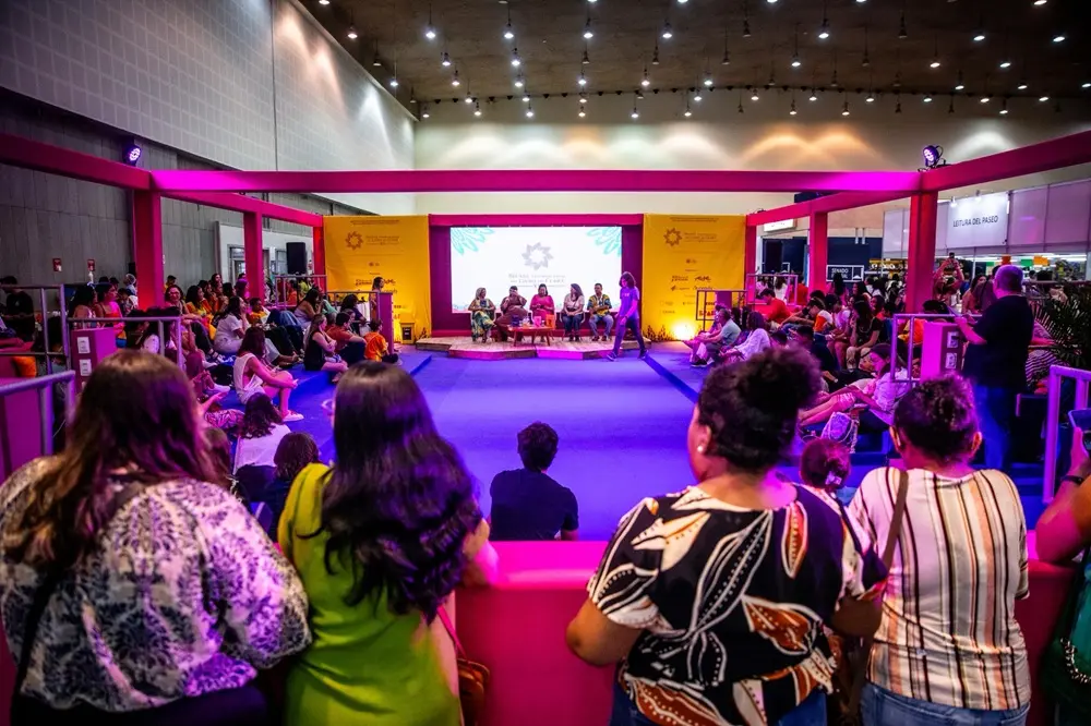 Praça Emília Freitas, no térreo do Centro de Eventos, é um dos espaços que promovem encontros e debates