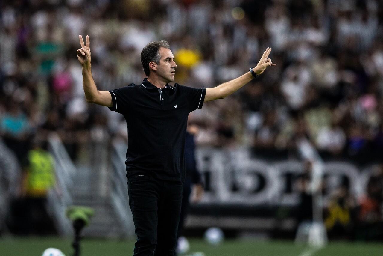 Técnico Léo Condé em ação pelo Ceará à beira do gramado da Arena Castelão