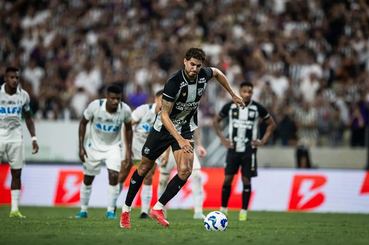 Pedro Raul em ação de finalização durante jogo do Ceará
