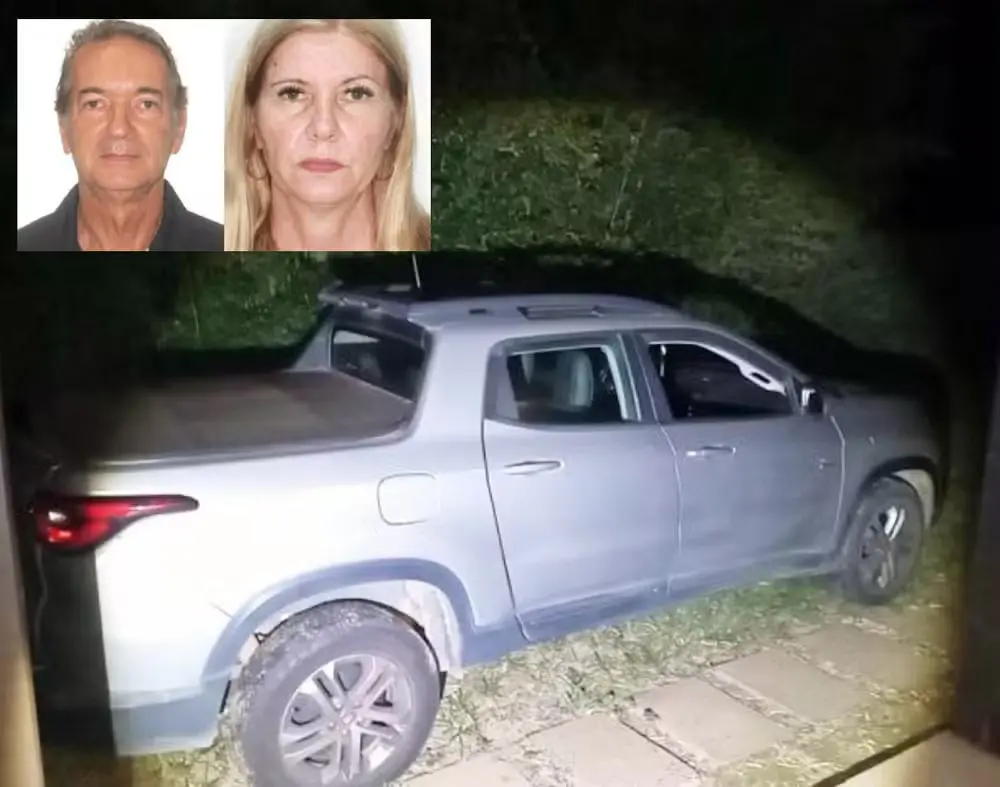 Imagem de uma picape estacionada em um ambiente escuro, com retratos de duas pessoas no canto superior. A foto destaca detalhes do veículo e do fundo.