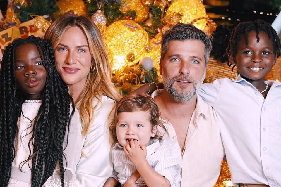 Giovanna Ewbank junto dos filhos e o esposo, o ator Bruno Gagliasso