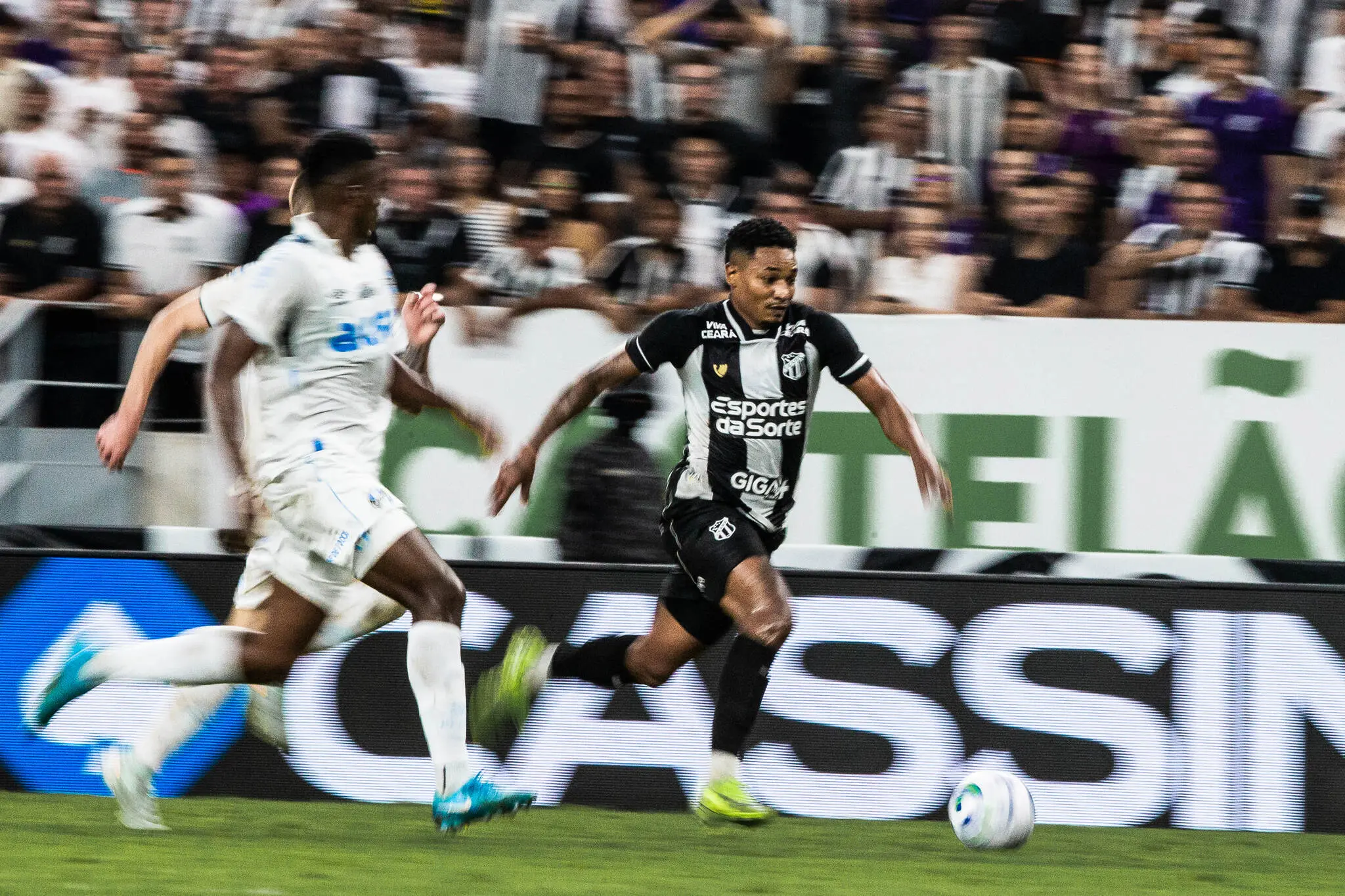 Foto de Fernandinho, atacante do Ceará, em partida contra o Grêmio