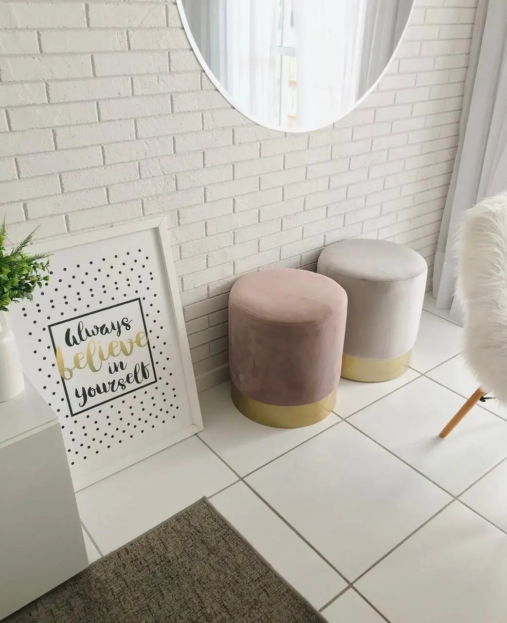 O tijolinho no meu primeiro apartamento. Escolhi o tom branco e amava esse cantinho com espelho e puffs