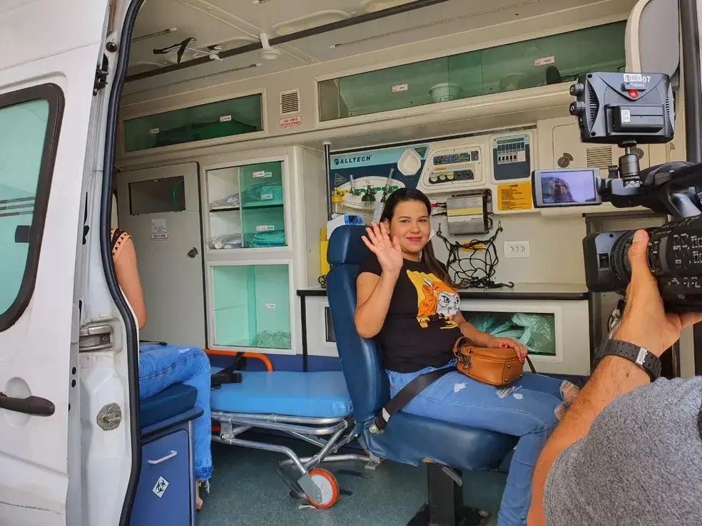 Jovem Vitória Chaves, paciente que recebeu três transplantes de coração, indo fazer o Enem de ambulância; duas alunas zombam da paciente transplantada em vídeo