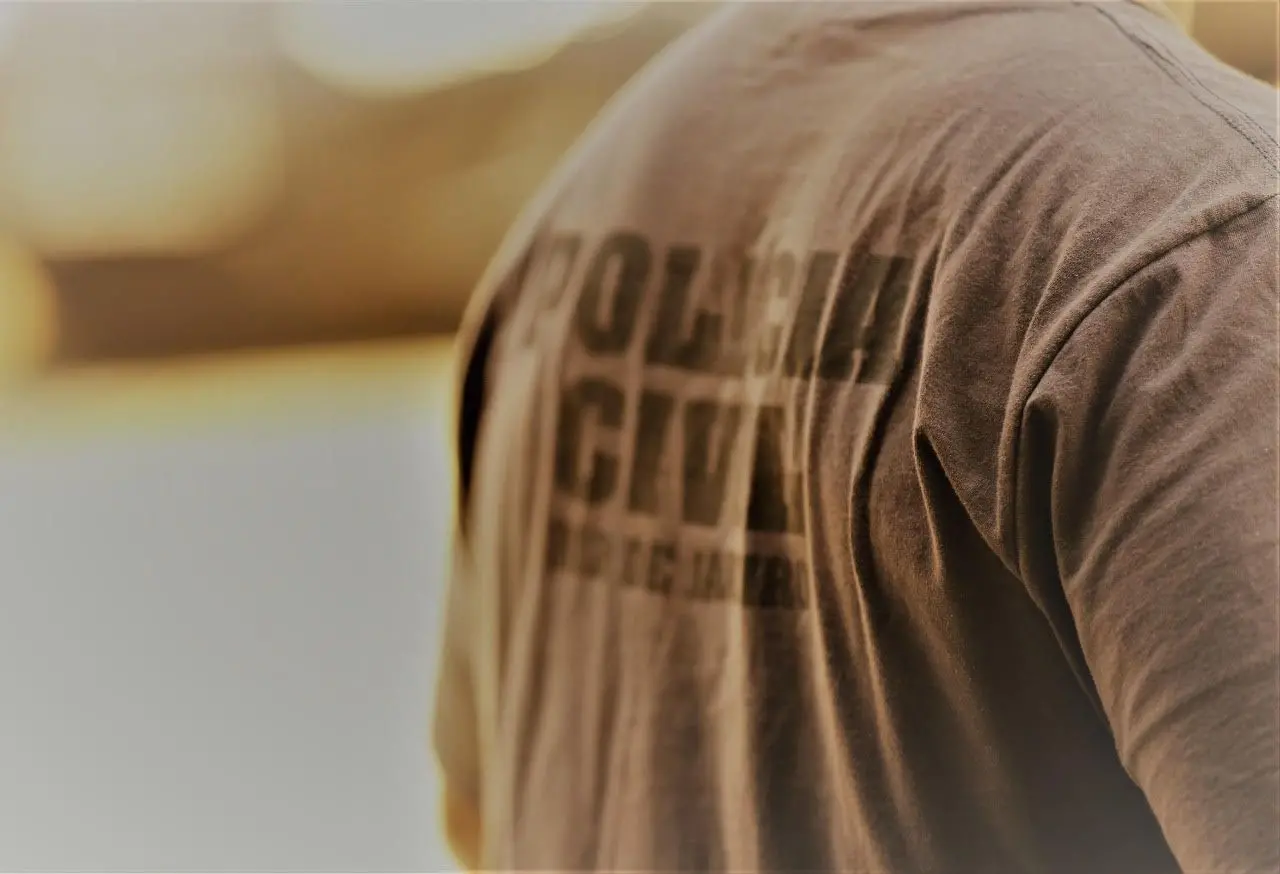 Costas de um agente da Polícia Civil do Rio de Janeiro (PC-RJ) para matéria sobre concurso para perito criminal