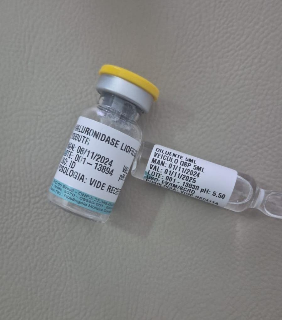 Na foto, medicamentos sem nota fiscal, e alguns vencidos, são mostrados em frascos em matéria sobre fisioterapeuta preso em Curitiba