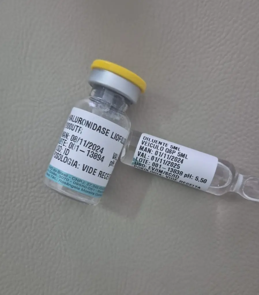 Na foto, medicamentos sem nota fiscal, e alguns vencidos, são mostrados em frascos em matéria sobre fisioterapeuta preso em Curitiba