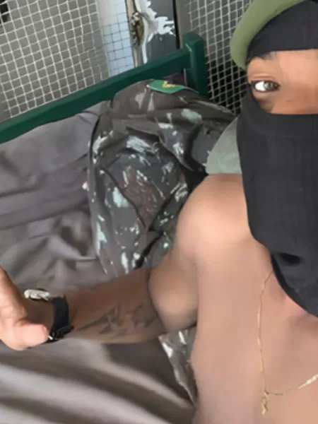 Jovem Luis Lessa em sefie com fardamento militar na rede social Discord