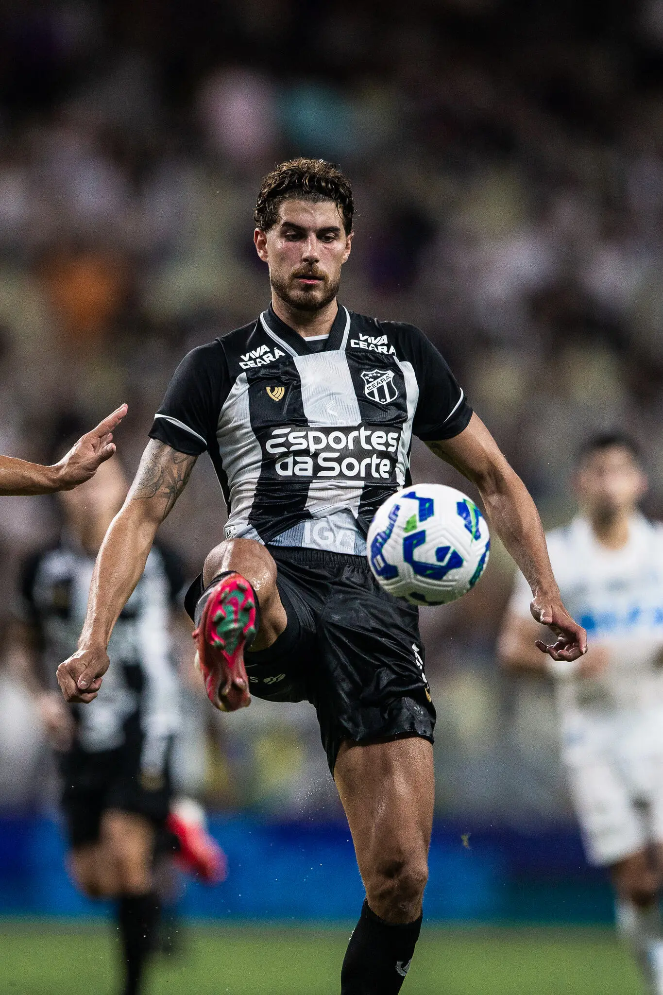 Foto de Pedro Raul, atacante do Ceará, durante jogo contra o Grêmio na Série A do Brasileirão 2025