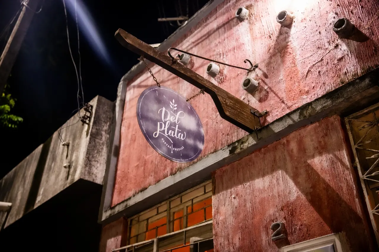 Imagem de detalhe da fachada do restaurante Del Plata, em Fortaleza, aberto em casa residencial