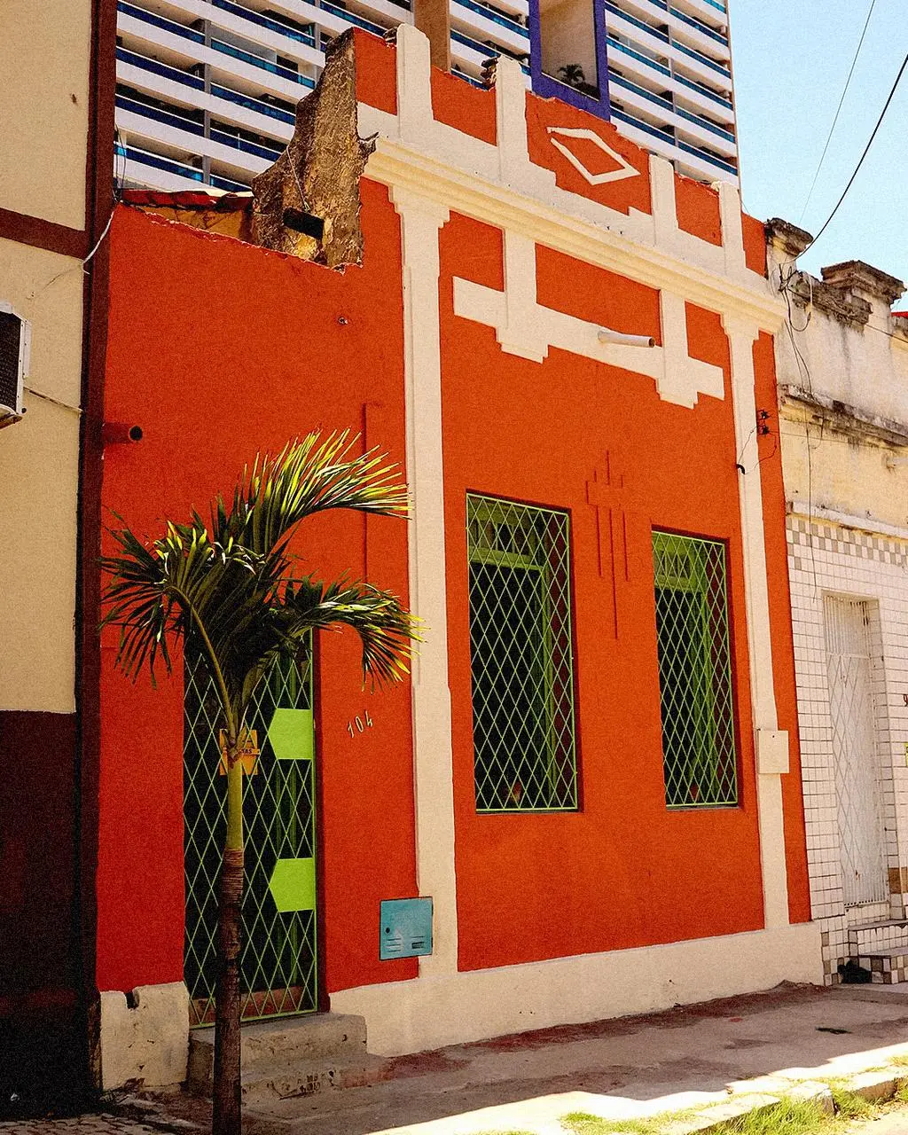 Merendeiro ocupa hoje casinha em rua residencial da Praia de Iracema