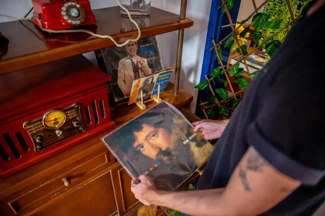 Imagem de vinil e móvel com vitrola em cômodo do café Vila Alencarina, em Fortaleza