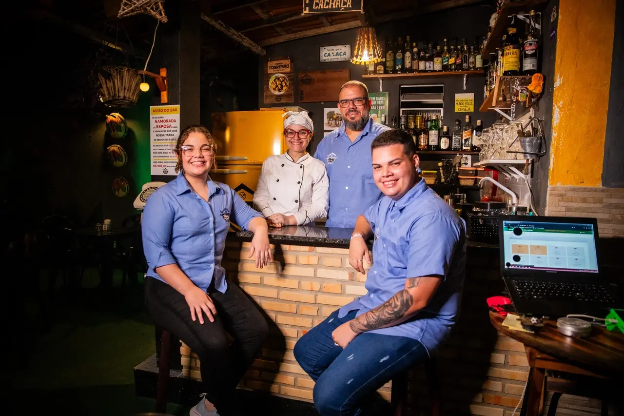 A família composta por Maria Julia, chef Clau, Chico Fabio e João Pedro é toda envolvida no restaurante Nos Fundos da Clau