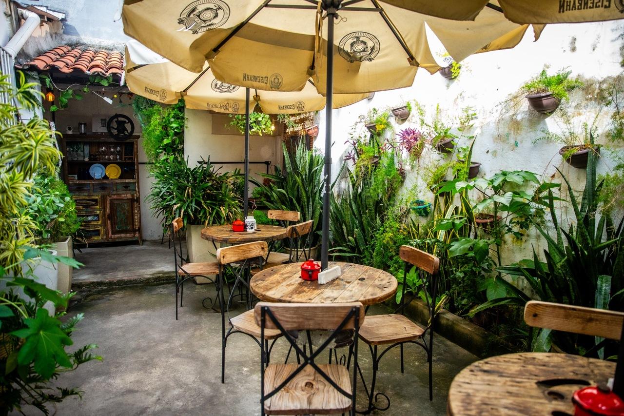 Imagem do quintal do café Vila Alencarina