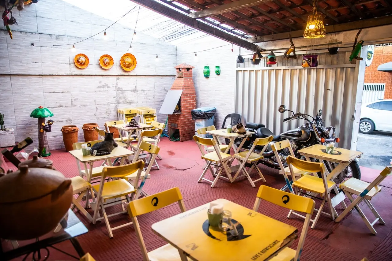 Espaços da casa da família são aproveitados no restaurante Nos Fundos da Clau