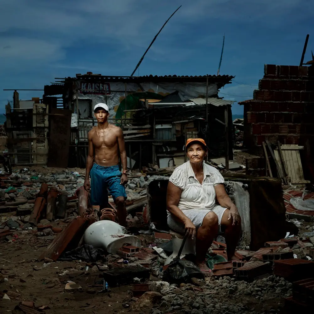 Na foto, imagem realizada por Denis Rouvre com moradores do Pirambu, em Fortaleza