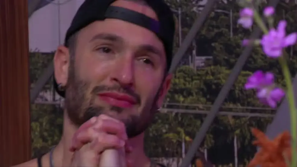 Na imagem, o ginasta Diego Hypolito emociona-se na Pool Party do BBB25