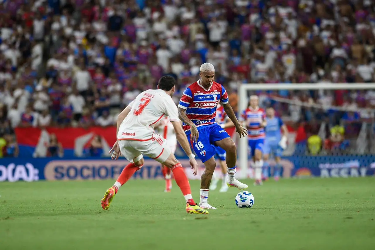 Deyverson em ação em Fortaleza x Internacional pela Série A