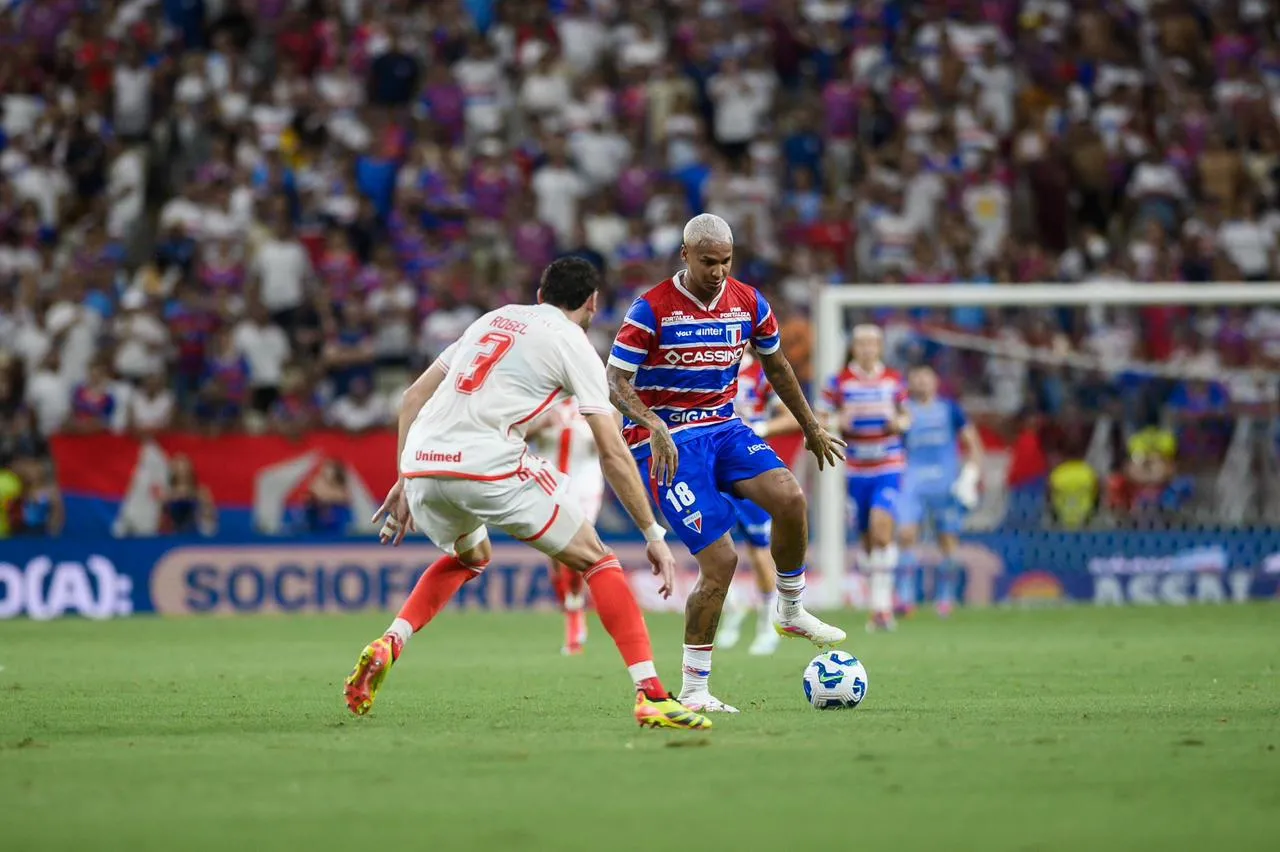 Deyverson iniciou a partida como titular do Fortaleza contra o Internacional