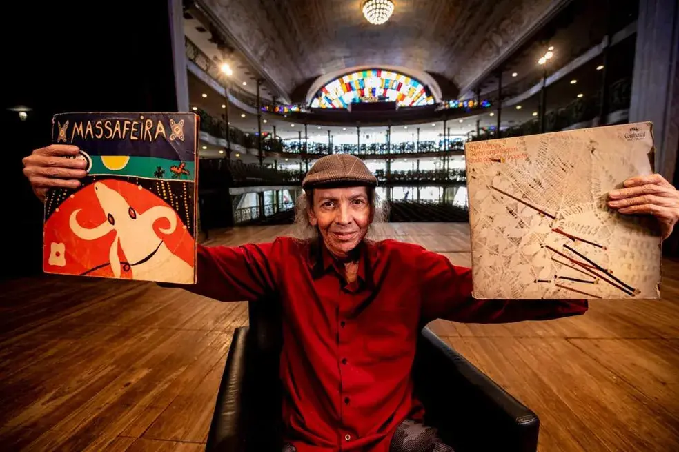 Na imagem, o cantor e compositor Ednardo no palco do Theatro José de Alencar