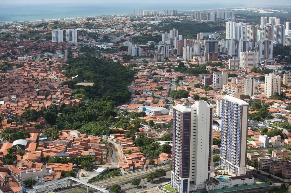 imagem aérea da cidade de Fortaleza mostrando casas e prédios
