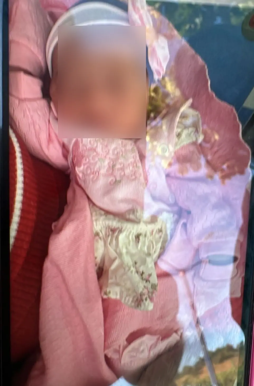 Na imagem, desfocada o rosto da bebê do caso Ana Beatriz, supostamente sequestrada, vemos ela com roupas de típicas de um recém-nascido