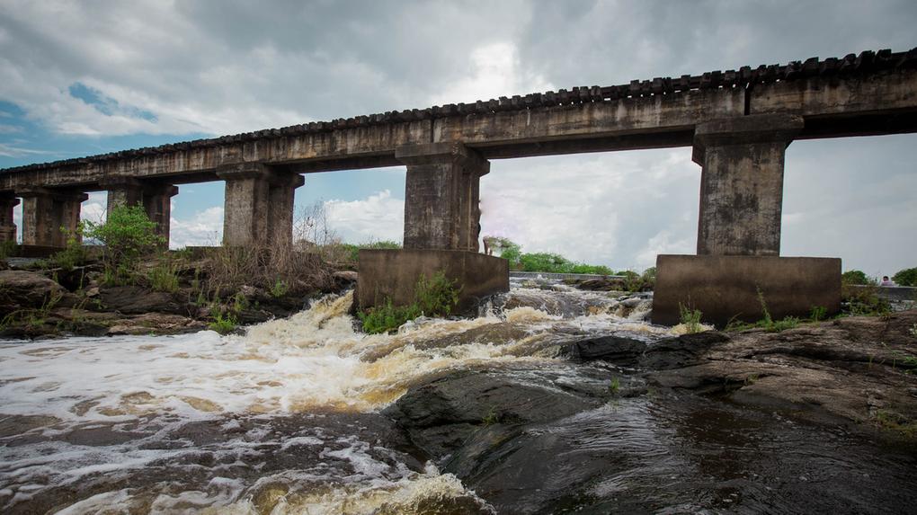 O açude São Pedro Timbaúba, em Miraíma, é um dos que está sangrando no Ceará
