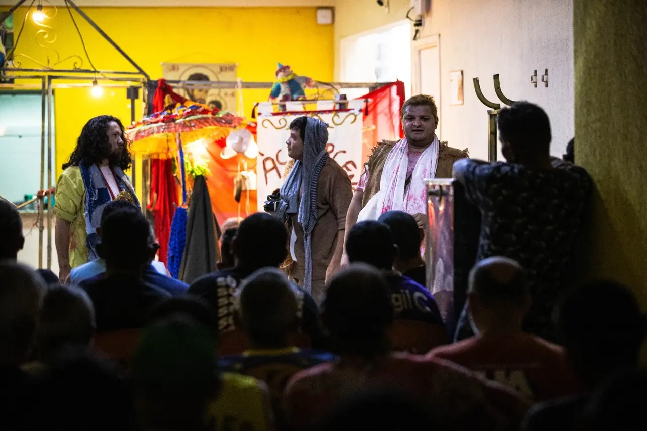Primeira apresentação da Paixão de Cristo do Grupo Avia de Teatro em 2025 ocorreu no centro de acolhimento Casa São Francisco