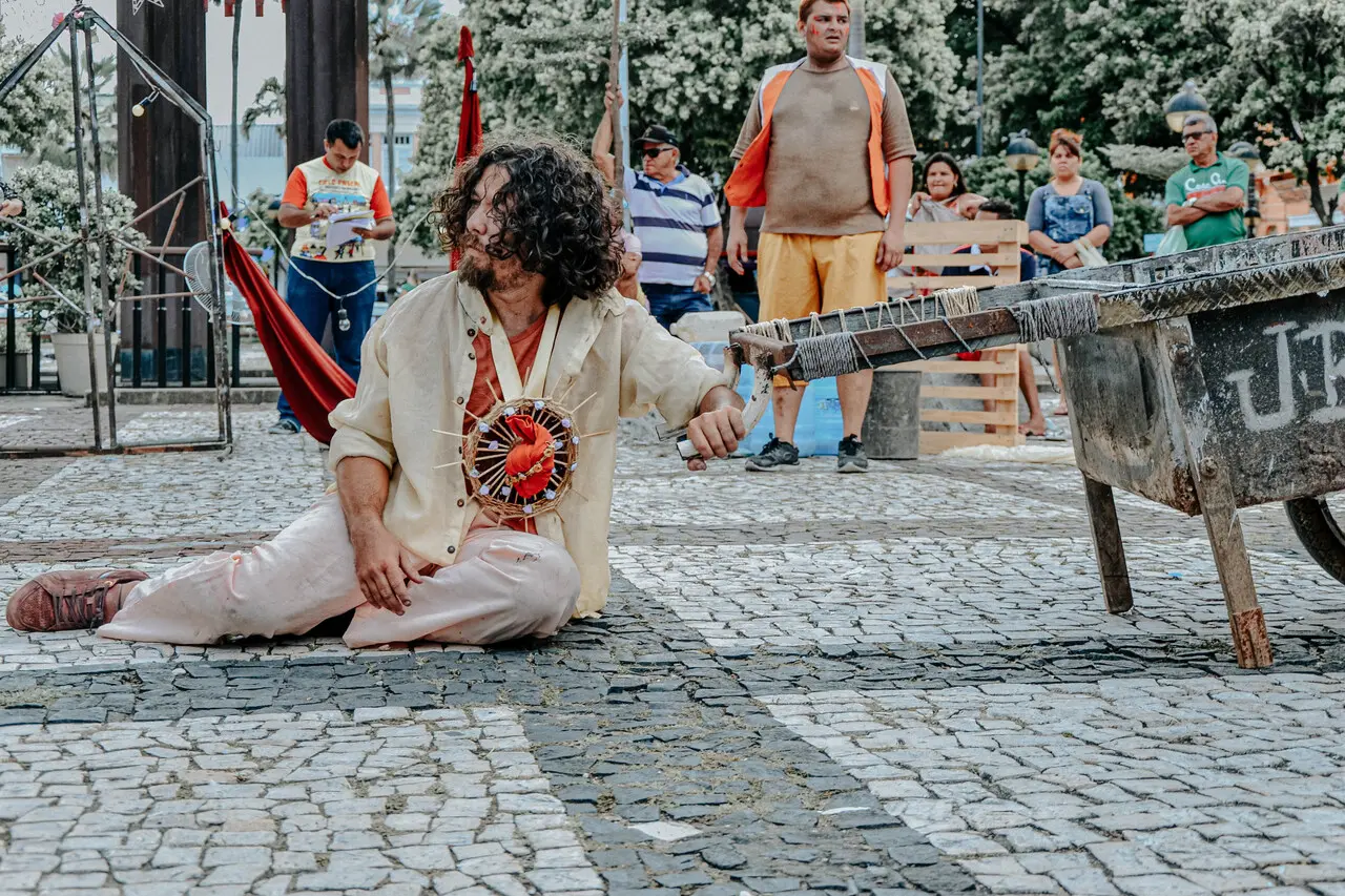 Quando a gente faz teatro de rua, a rua é viva e a gente não pode parar a rua quando está lá. Ela tem que continuar e a gente vai junto, defende a atriz e diretora Neide Oliveira