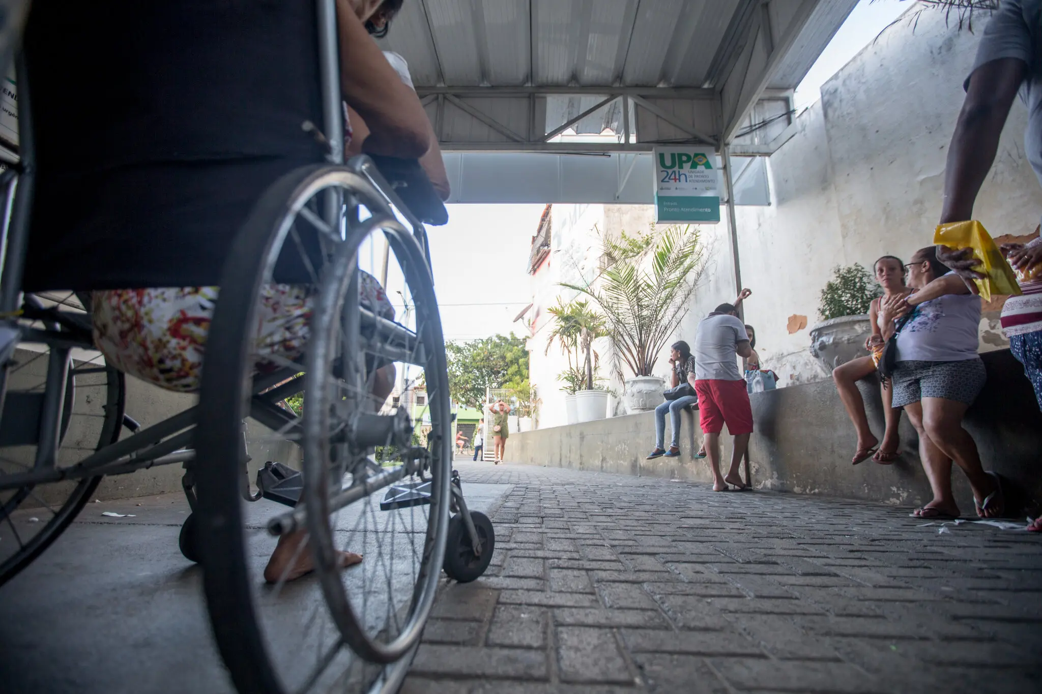 Mulher em cadeira de rodas. Pesquisa do IBGE investigou a acessibilidade, com presença ou falta de rampa no entorno dos domicílios.
