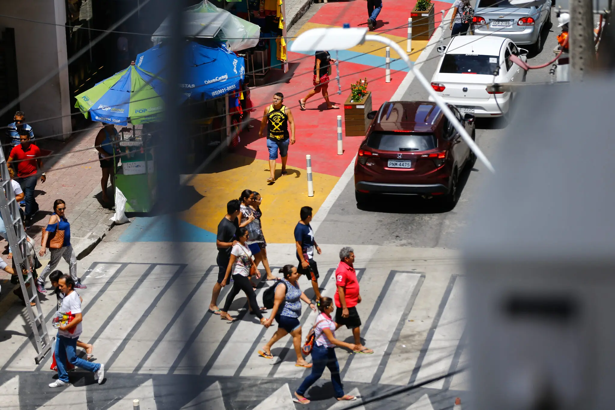 rua do centro de fortaleza com calçada estendida. pesquisa do IBGE investigou o entorno dos domicílios brasileiros