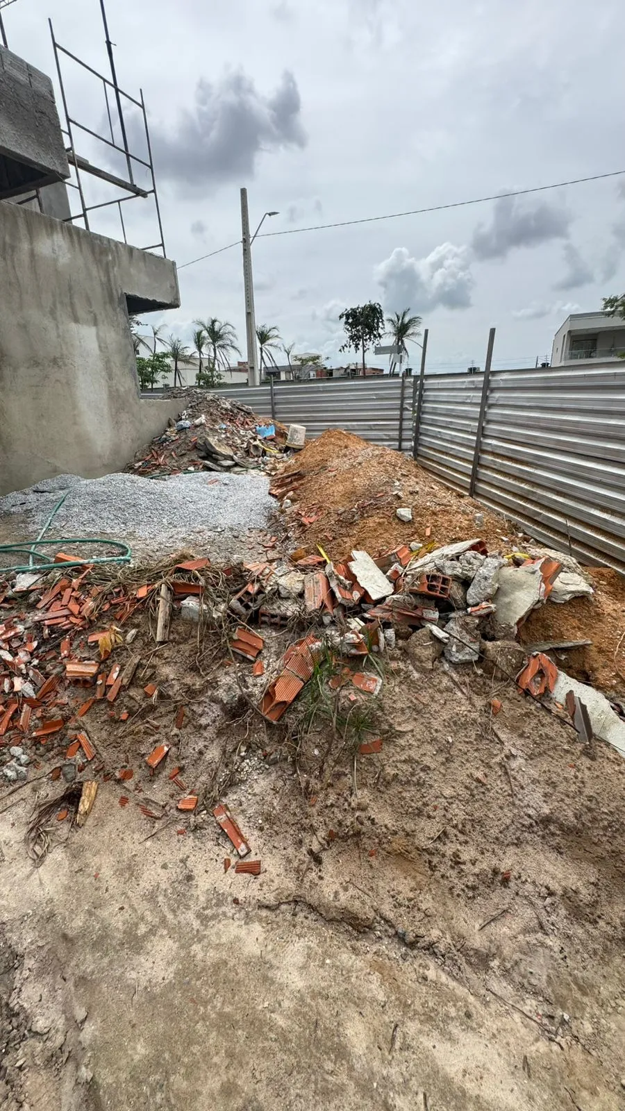 Restos de materiais de construção foram deixados na casa, quando as obras pararam