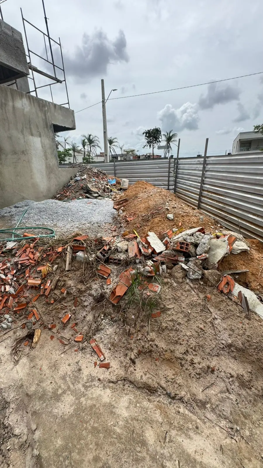 Foto de obra parada de casa no Eusébio