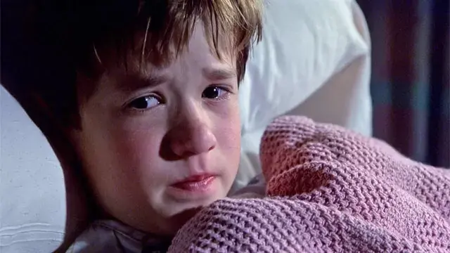 Haley Joel Osment em cena do filme O Sexto Sentido