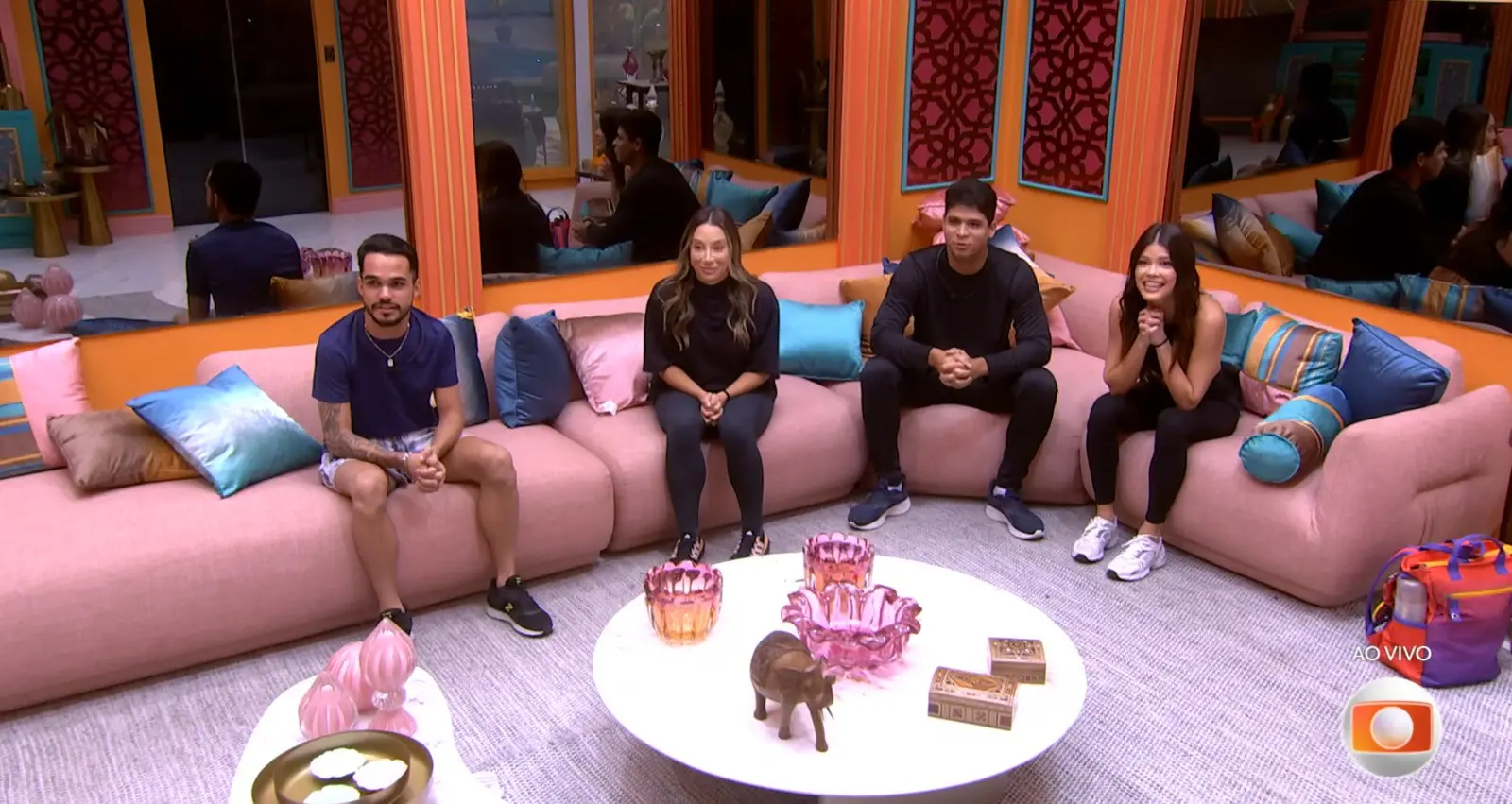 Na imagem, vemos os participantes restantes na sala aguardando as intruções