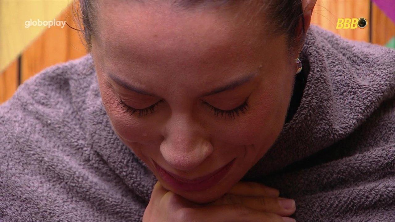 Renata Saldanha chora na dispensa