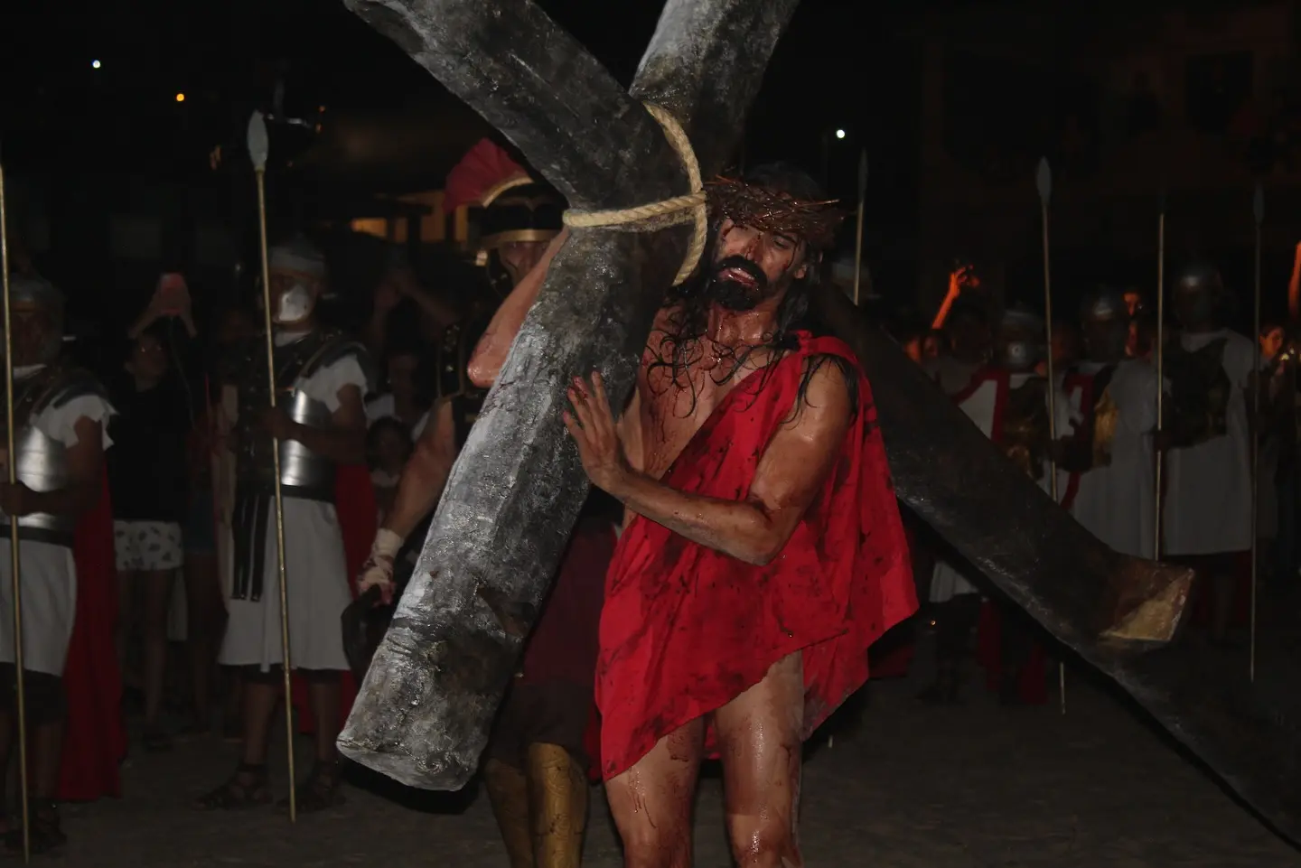Representação da Via Crucis, com o ator que interpreta Jesus carregando a cruz