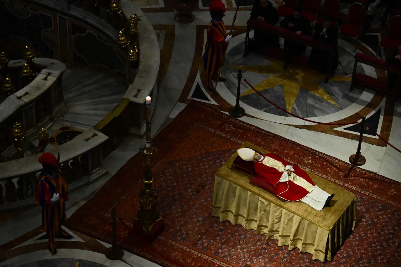Imagem mostra corpo do papa emérito Bento XVI no interior da Basílica de São Pedro