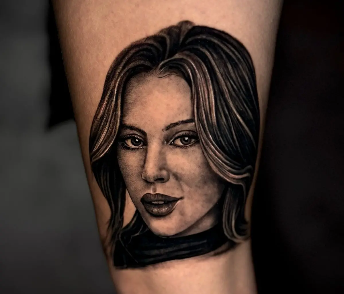 Imagem mostra tatuagem do rosto de renato do bbb 25 feita por fã cearense