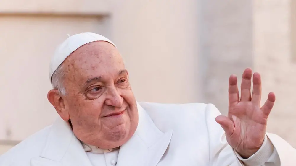 Papa Francisco vestido de branco acenando